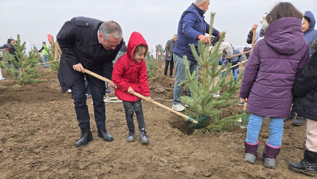 GELECEĞE NEFES, İNSANLIĞA NEFES SLOGANIYLA FİDANLAR TOPRAKLA BULUŞTU 