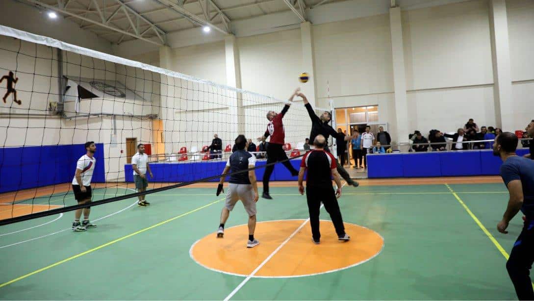 ŞEHİT ÖĞRETMENLER ANISINA VOLEYBOL TURNUVASI DÜZENLENDİ 