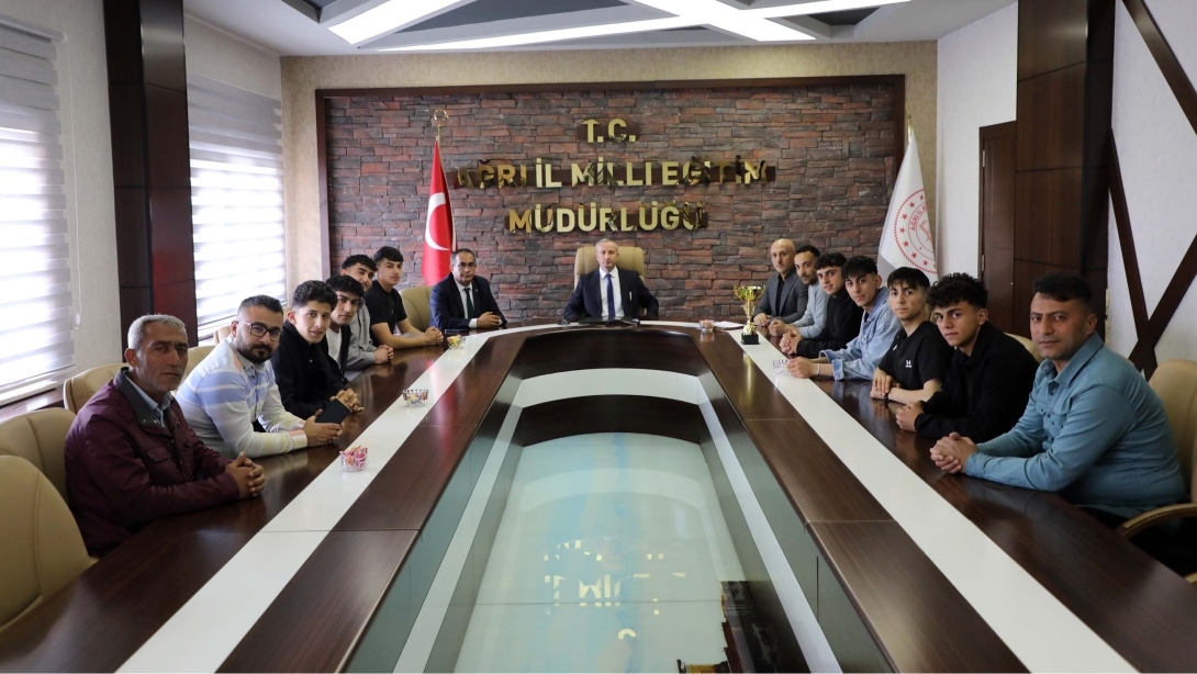 MİLLİ EĞİTİM MÜDÜRÜ KÖKREK, TÜRKİYE ŞAMPİYONU ÖĞRENCİLERİ AĞIRLADI