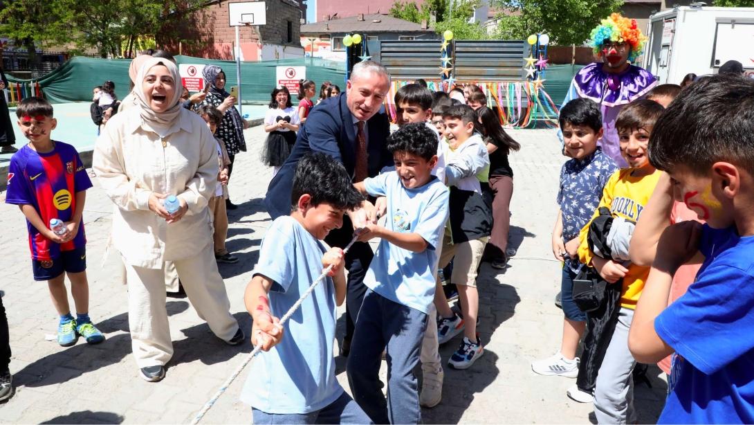 ÖĞRENCİLER YIL SONU ŞENLİĞİNDE DOYASIYA EĞLENDİ