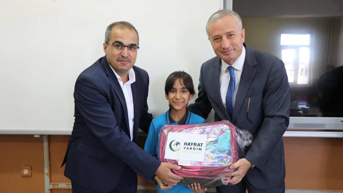 1500 ÖĞRENCİYE KIRTASİYE VE KIŞLIK KIYAFET YARDIMI
