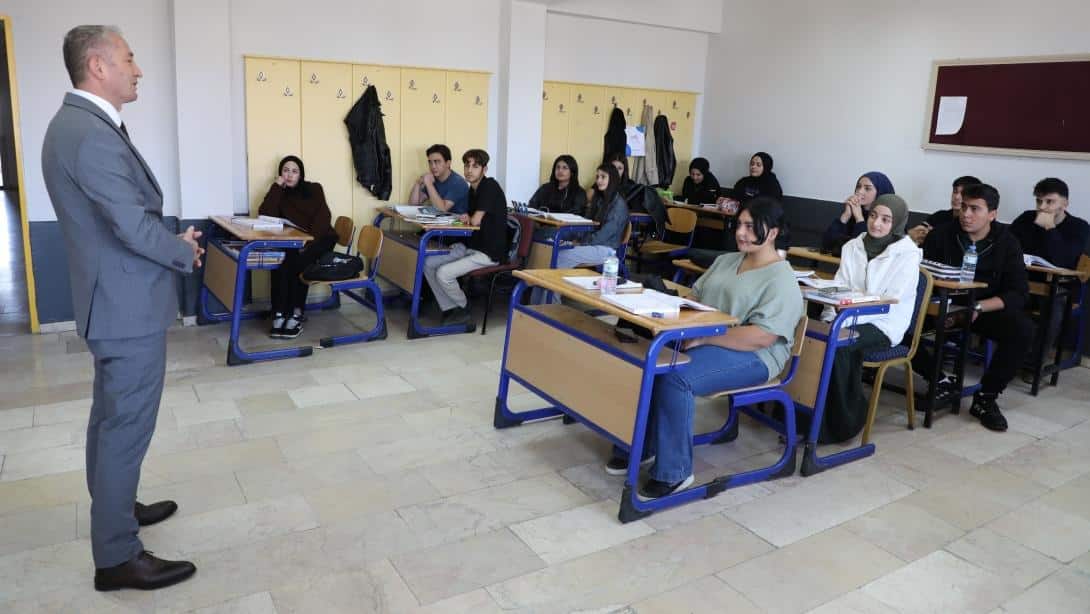 MİLLİ EĞİTİM MÜDÜRÜ KÖKREK, ÖĞRENCİLERİN HEDEFLERİNİ DİNLEDİ, ÖĞRETMENLERİN TALEPLERİNİ NOT ALDI