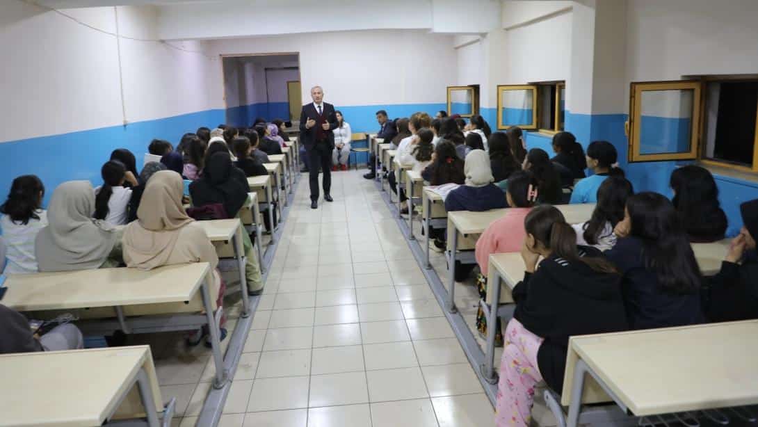 MİLLİ EĞİTİM MÜDÜRÜ KÖKREK, ÖĞRENCİLERLE YEMEKTE BULUŞTU, TALEPLERİNİ DİNLEDİ