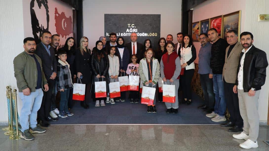 CUMHURİYET BAYRAMI YARIŞMALARINDA DERECEYE GİREN ÖĞRENCİLER ÖDÜLLERİNİ ALDI