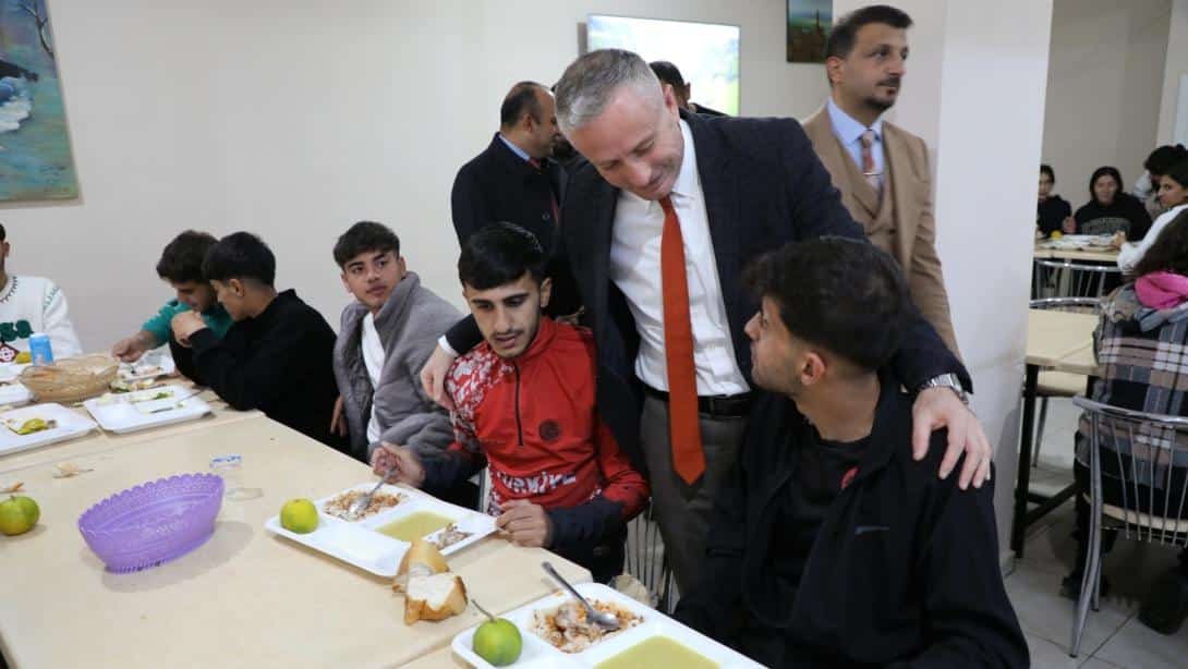 MİLLİ EĞİTİM MÜDÜRÜ KÖKREK, SPOR LİSESİ ÖĞRENCİLERİYLE AKŞAM YEMEĞİNDE BİR ARAYA GELDİ